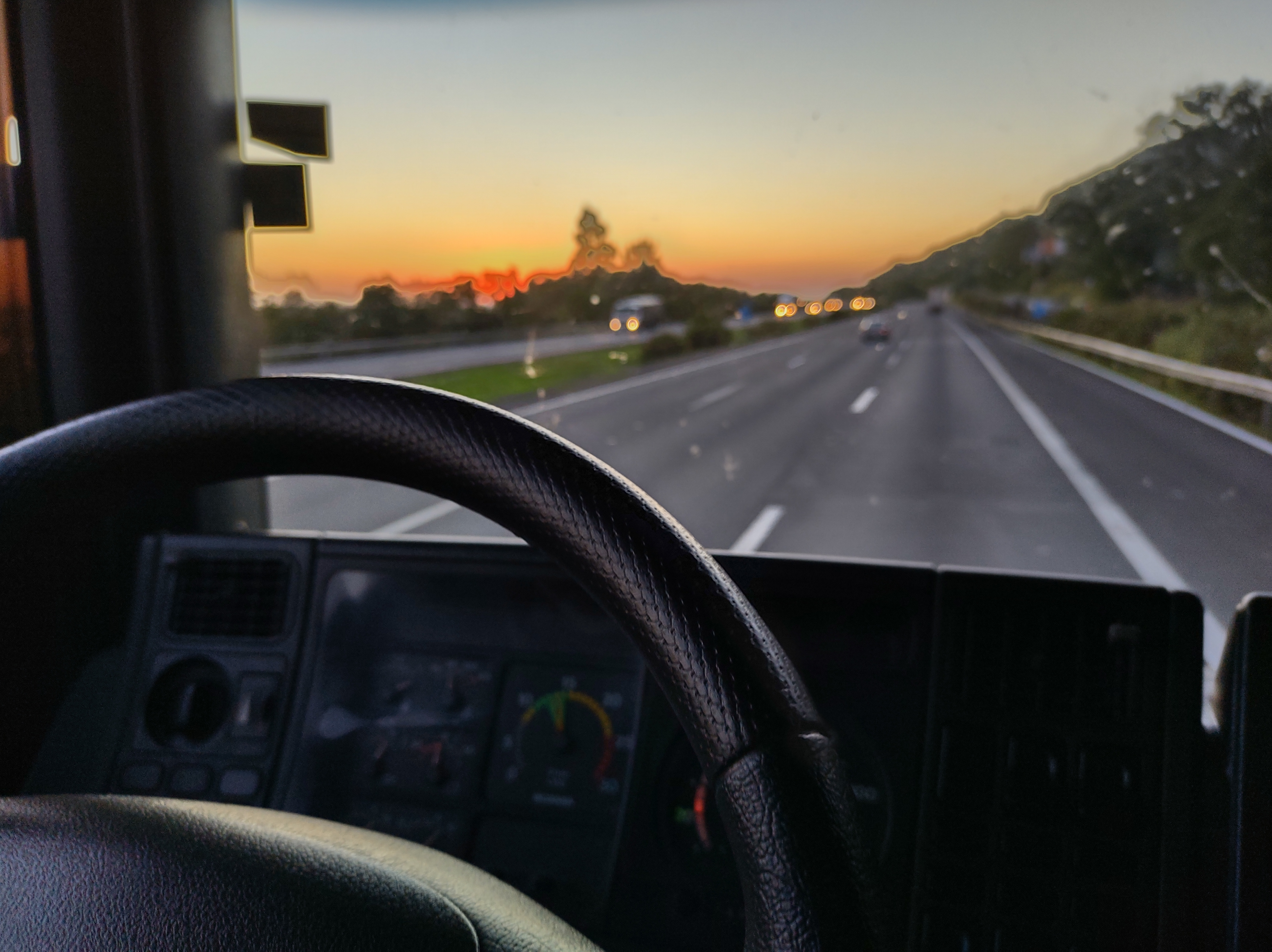 Imagem Mostra o Painel de um caminhão e a frente a estrada vazia